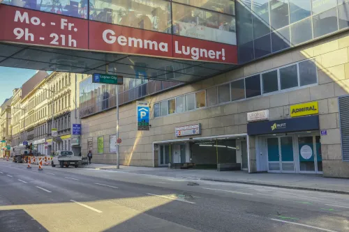 Bejárat az üveghíd alatt a Neubaugürtelen az UROMED rendelőhöz Bécsben