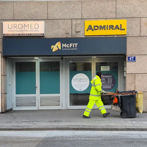 Házbejárat az UROMED Urológiai Kompetenciaközponthoz a Lugner Cityben Bécsben